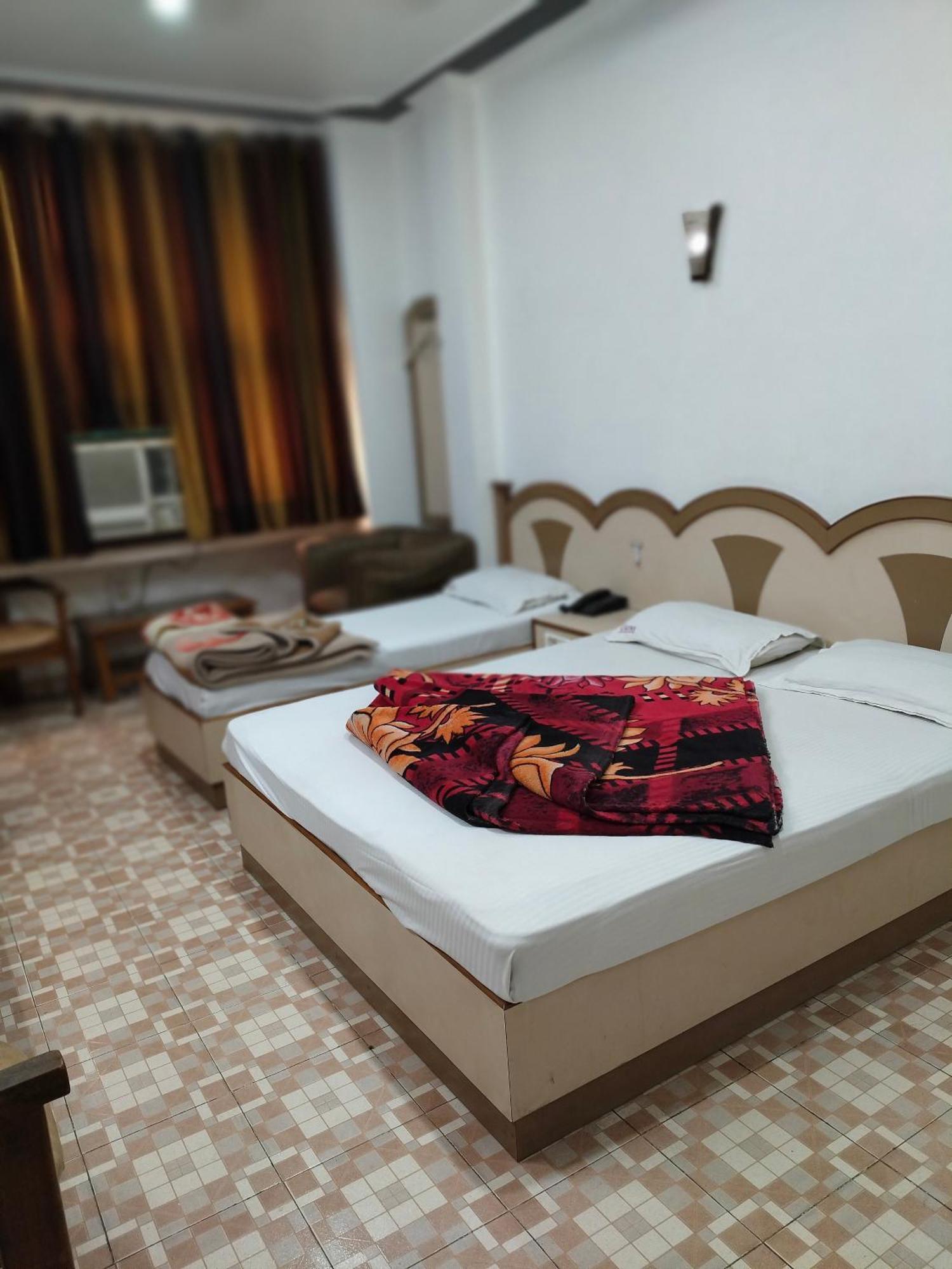 Hotel Yatri International Nueva Delhi Habitación foto