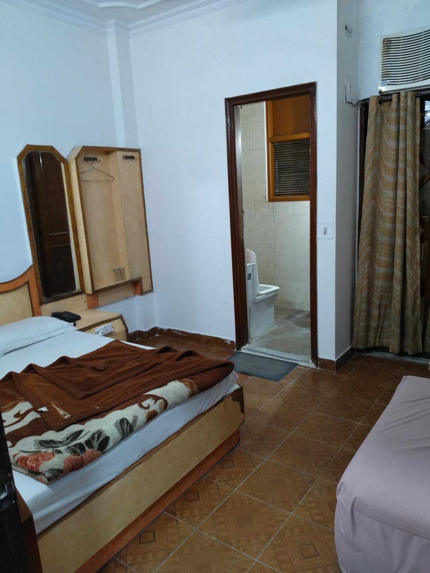 Hotel Yatri International Nueva Delhi Habitación foto