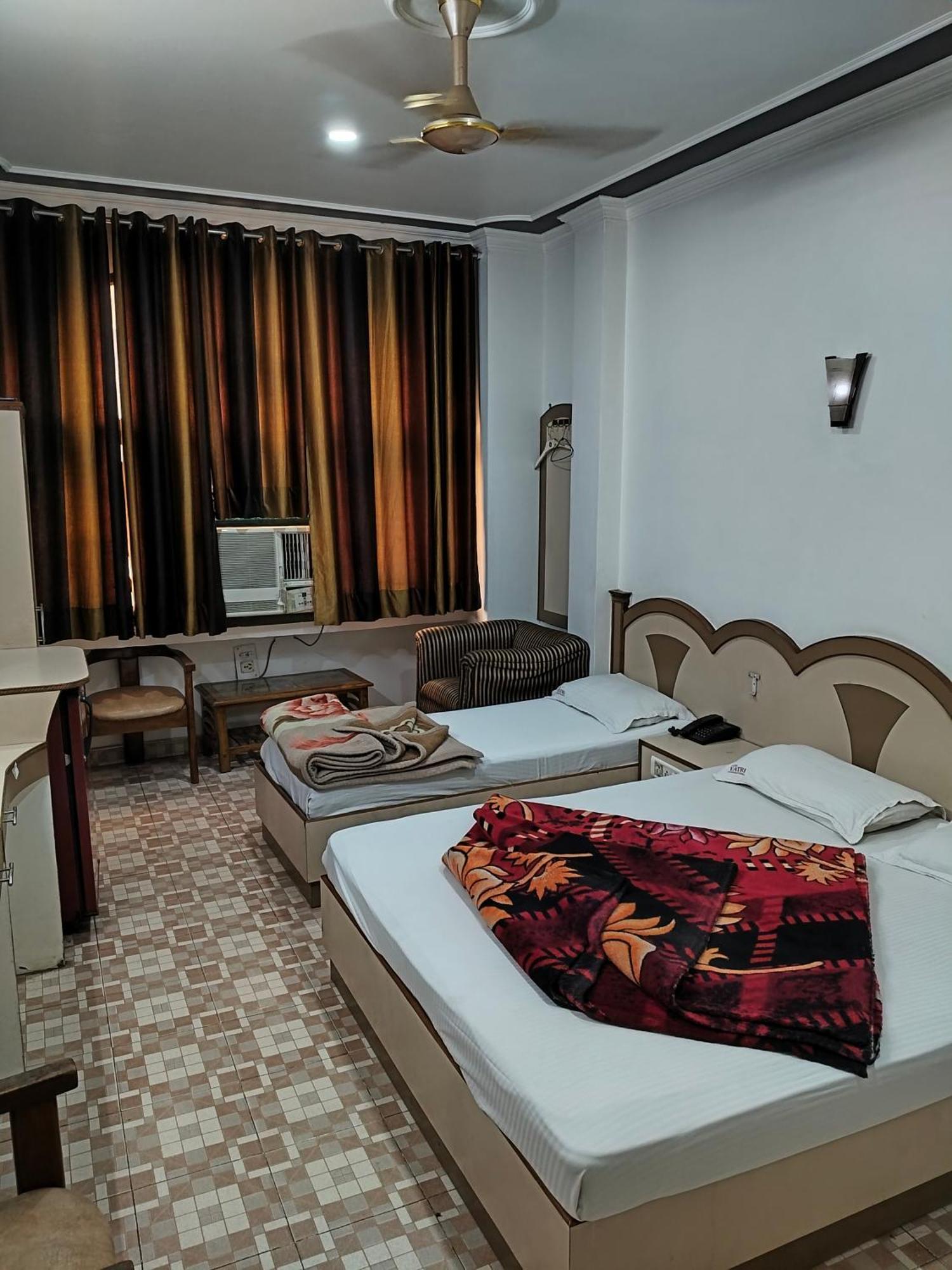 Hotel Yatri International Nueva Delhi Habitación foto