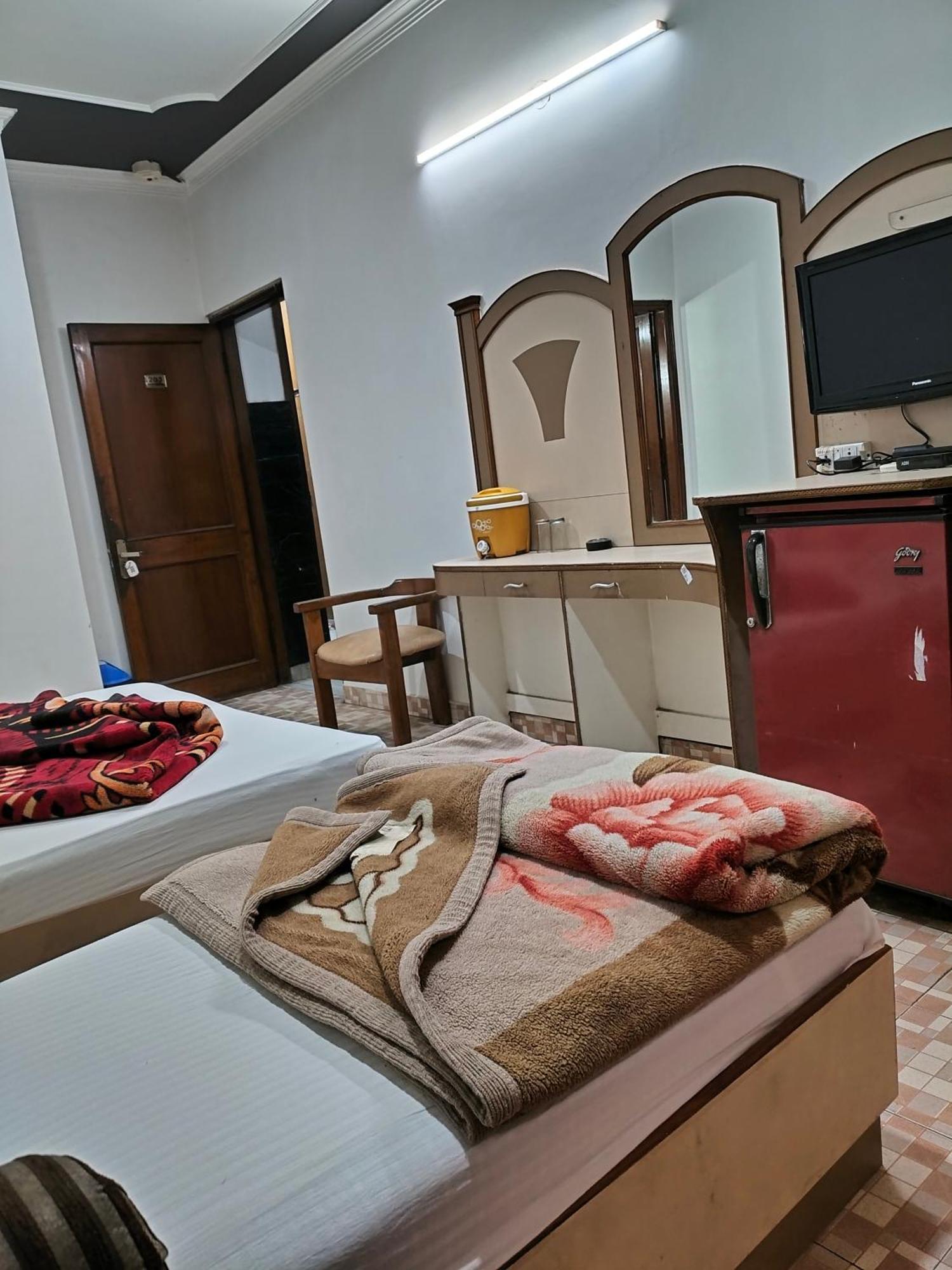 Hotel Yatri International Nueva Delhi Habitación foto