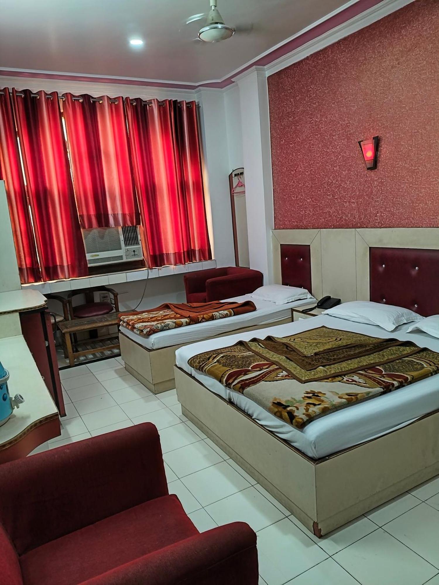 Hotel Yatri International Nueva Delhi Habitación foto