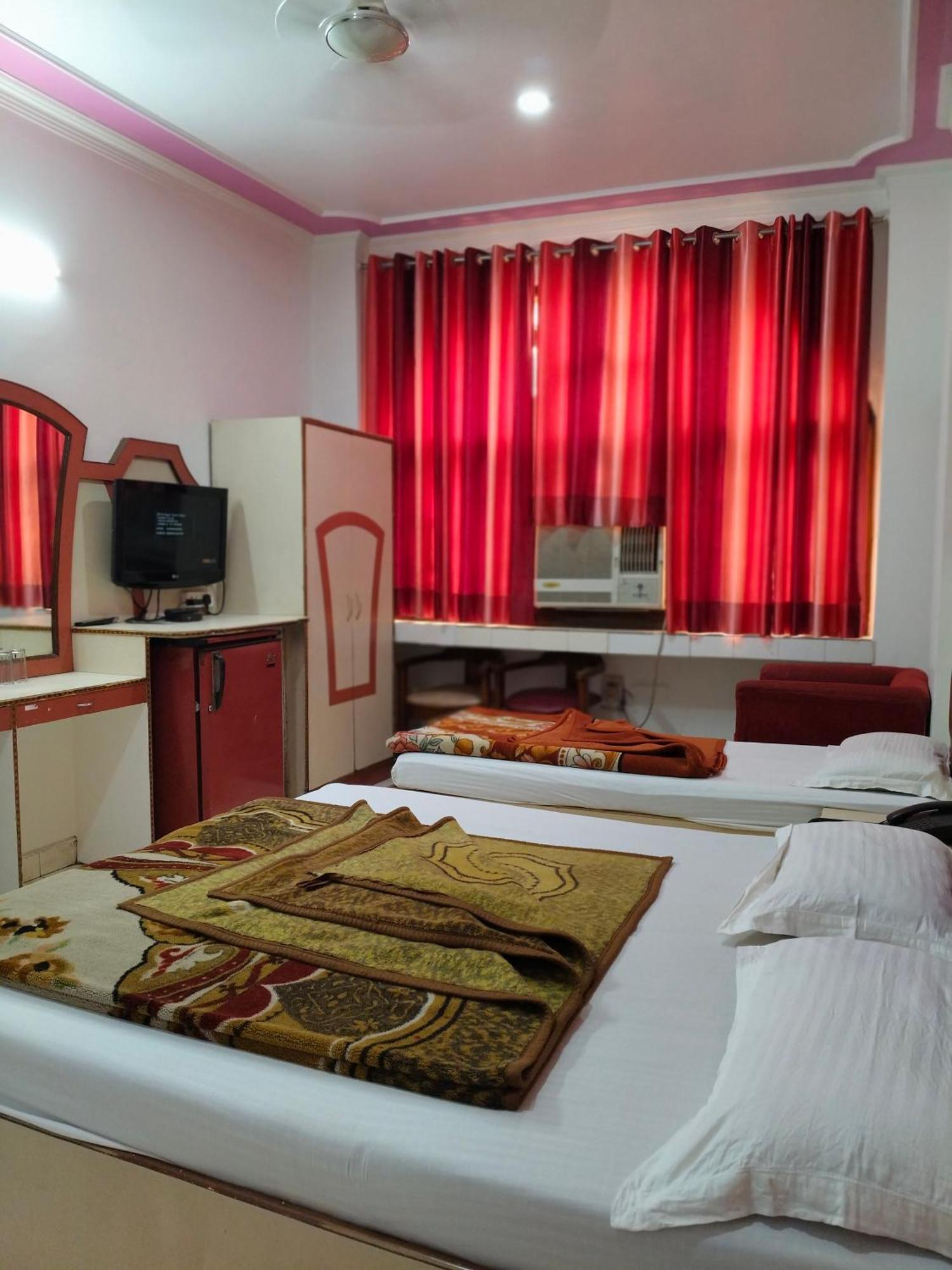 Hotel Yatri International Nueva Delhi Habitación foto