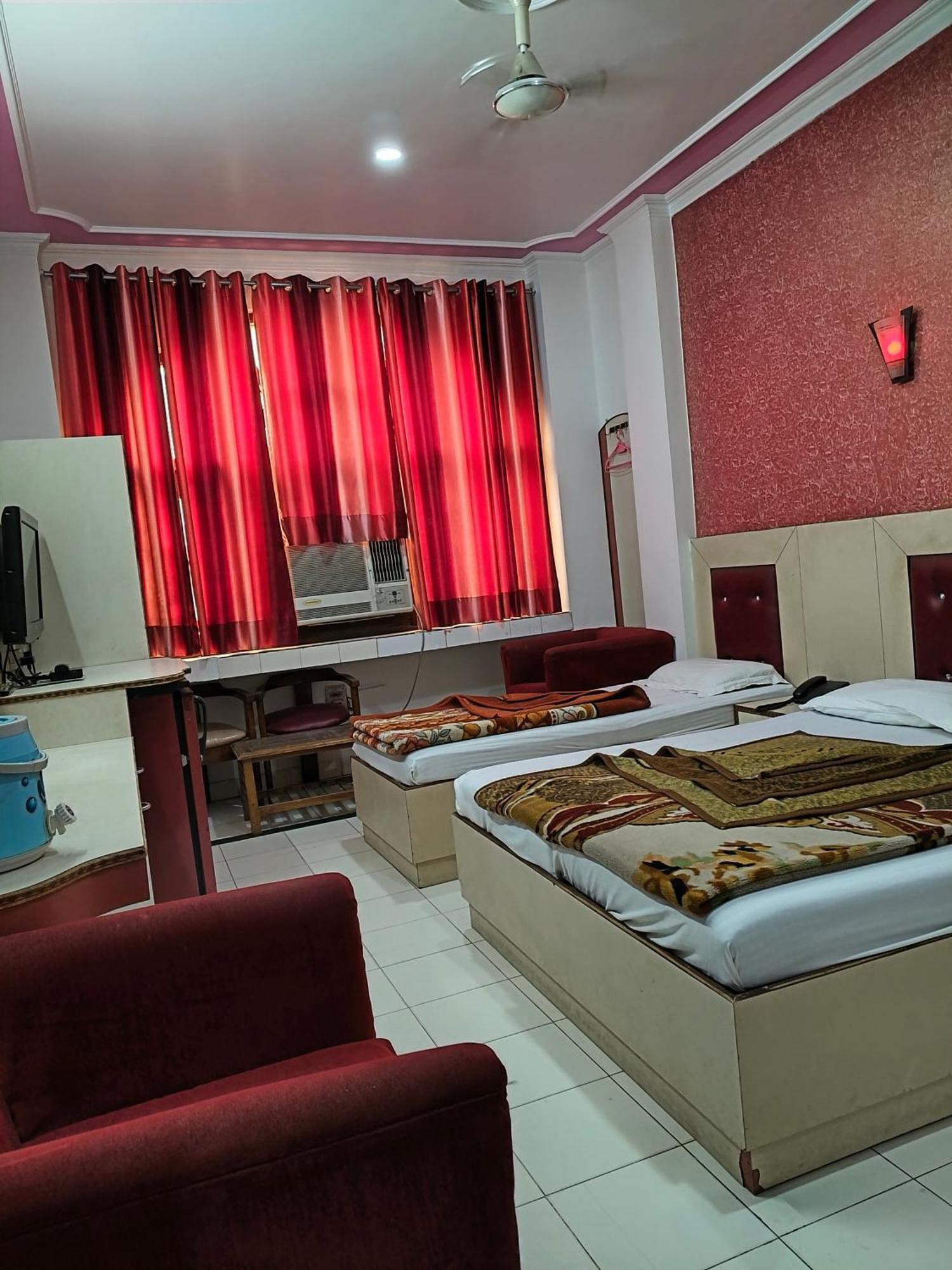 Hotel Yatri International Nueva Delhi Habitación foto